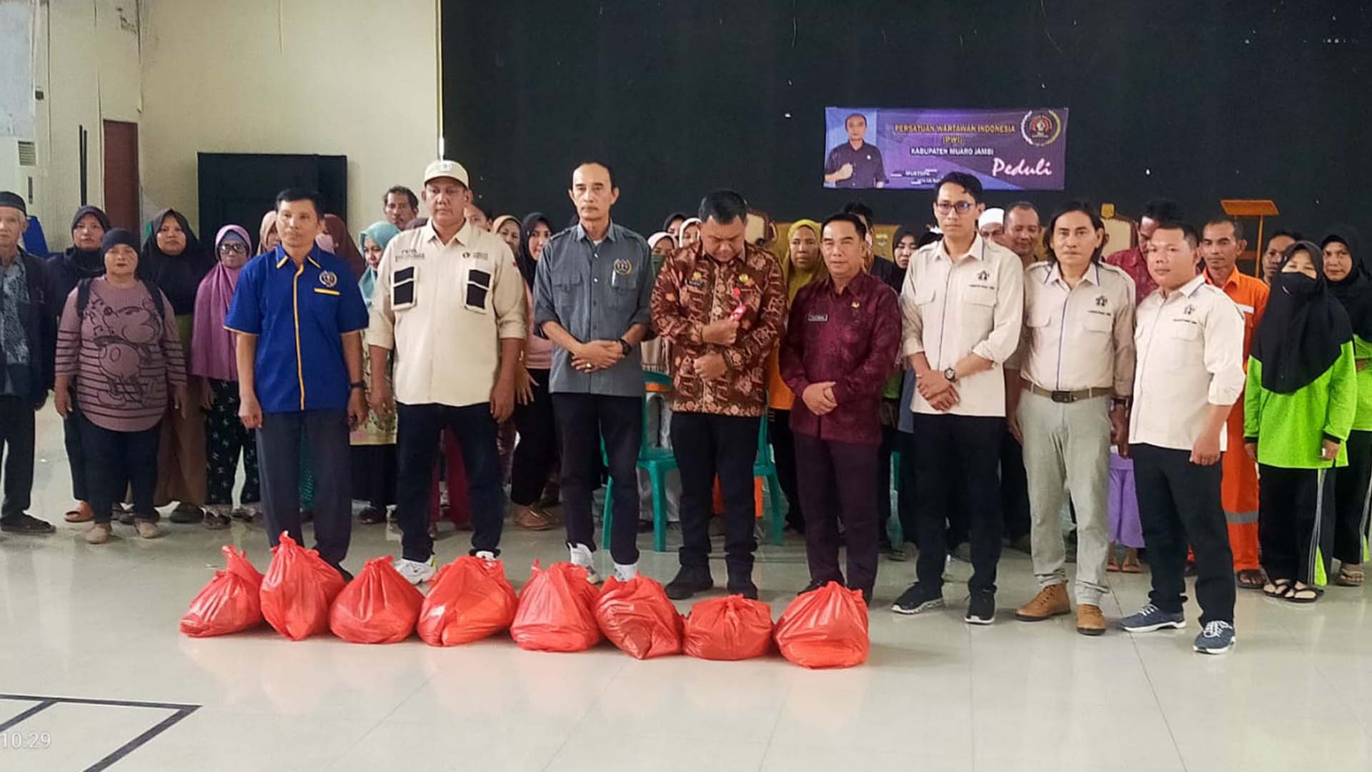 PWI Kabupaten Muaro Jambi Bagikan Paket Sembako untuk Ratusan Warga Kurang Mampu