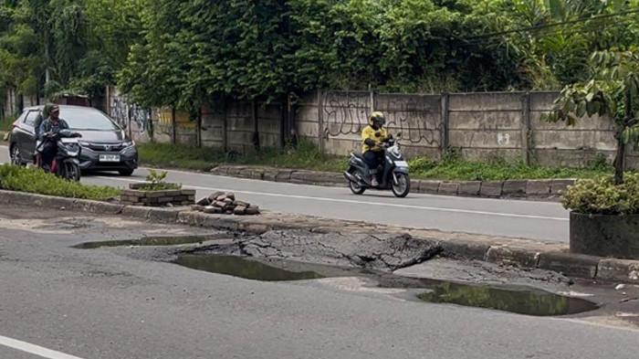 jalan-rusak-di-lingkar-barat-14122025